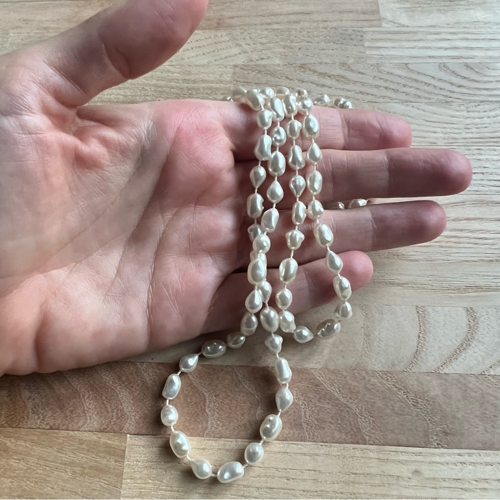 Vintage Estate irregular white pearl strand 33” necklace - Picture 5 of 6